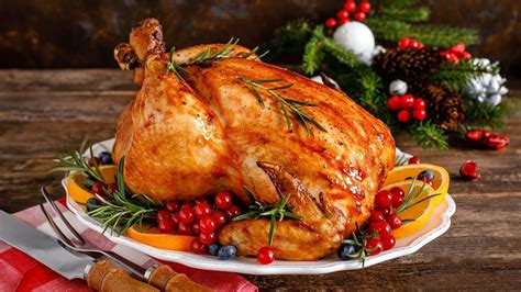 Foto de un plato de pavo navideño servido con una generosa porción de arroz árabe como acompañamiento.