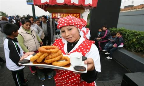 Fotografía antigua de una vendedora de picarones en Lima