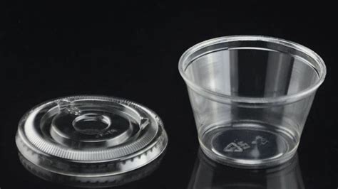 Variedad de envases plásticos pequeños y medianos, cada uno conteniendo un postre individual diferente (muffins, tartas pequeñas, mousses).