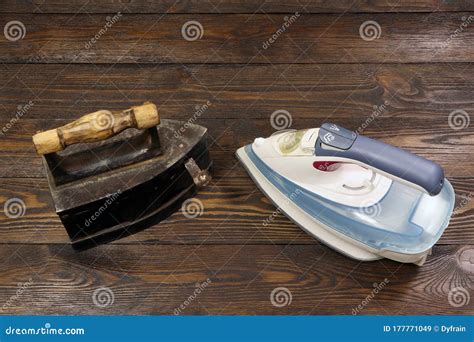 Imagen de una plancha de obleas moderna y una antigua de carbón