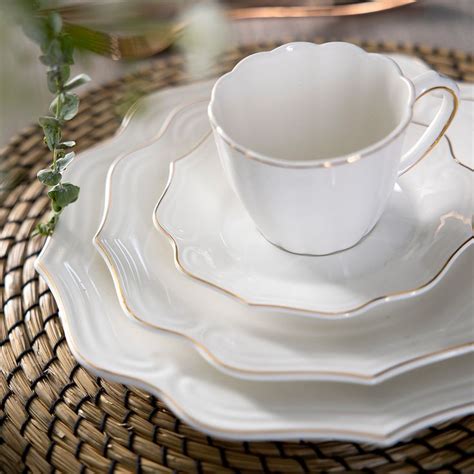 Ejemplo de vajilla de porcelana con diseño discreto