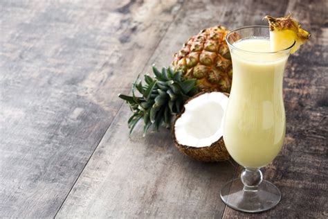 Una infografía simple mostrando la distribución de calorías en una piña colada sin alcohol, destacando los carbohidratos y grasas.