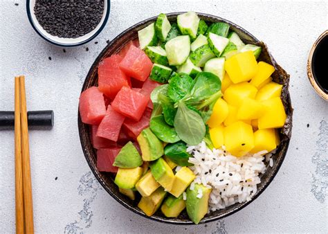 Plato de poke bowl con ingredientes frescos y coloridos