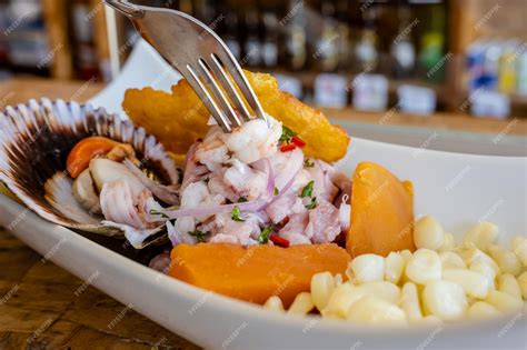 Ceviche peruano clásico con choclo y camote