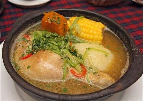 Plato de cazuela chilena servido en greda con pebre