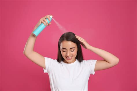 Infografía mostrando cómo el champú en seco absorbe la grasa del cabello