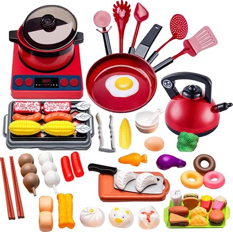 Primer plano de diferentes materiales de juguetes de cocina, mostrando etiquetas de 