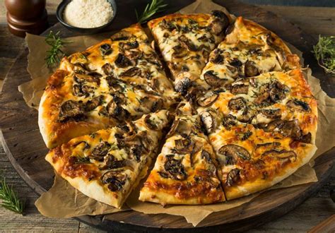 pizza rectangular con queso Philadelphia, bacon y champiñones