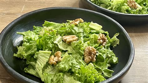 Fotografía profesional de una ensalada César con camarones frescos, lechuga romana crujiente y aderezo cremoso servida en un plato elegante