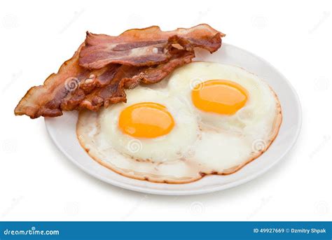 Plato de huevos fritos con tocino y café