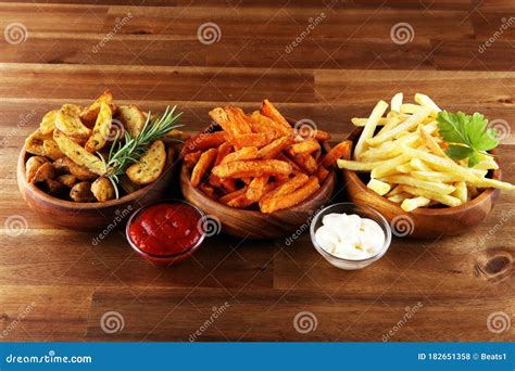 Variedad de patatas fritas en un tazón