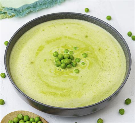 Plato de crema de espinacas y arvejas con decoración de menta