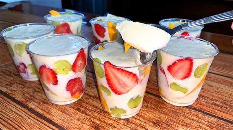 Variedad de postres elaborados con crema fría, como tartas de frutas y copas individuales