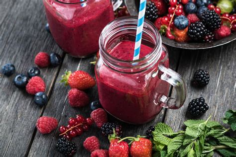 Foto de batido de chía con frutos rojos en un vaso