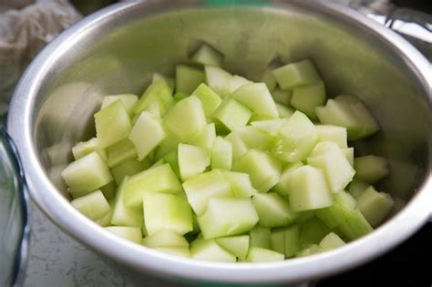 Imagen de los ingredientes cortados y listos para mezclar: surimi en cubos, pepino picado, zanahoria rallada y elote escurrido