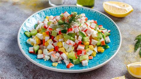 Foto de la ensalada de surimi presentada de forma atractiva en hojas de lechuga y con tostadas
