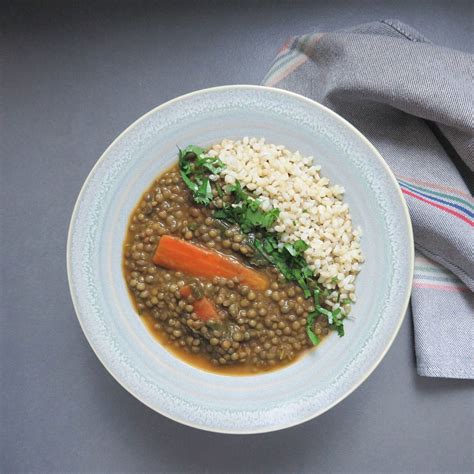 Plato de lentejas con arroz integral, zanahoria y verduras