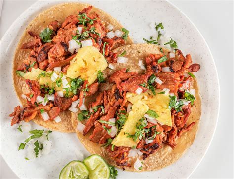 Plato de tacos al pastor con piña y cilantro