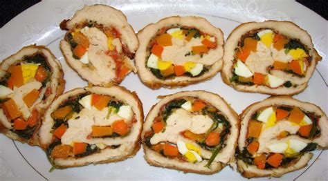 Plato de arrollado de verduras sin harina cortado en rodajas