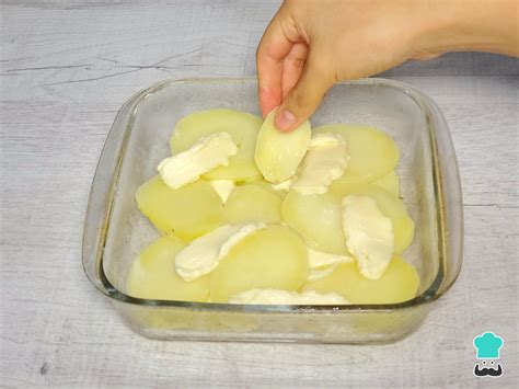 Armado de pastel de papas en fuente para horno