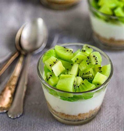 Vasitos de cheesecake de kiwi listos para servir