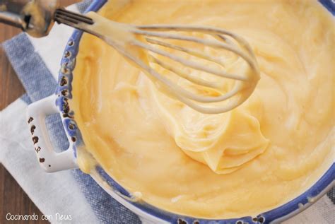 Vaso de Thermomix con ingredientes para crema pastelera
