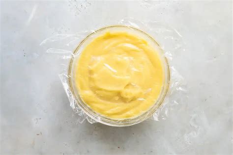 Crema pastelera enfriándose en un bol cubierta con papel film