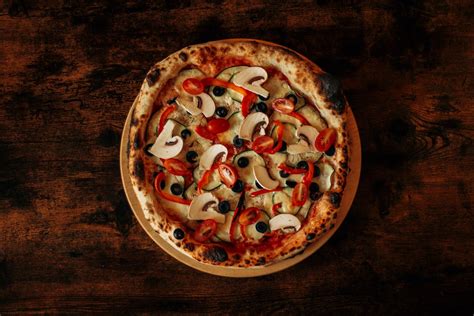 Foto de una pizza vegetariana recién horneada