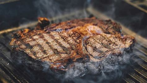 Esquema visual mostrando el sellado de la carne y la reducción de la duxelles de champiñones.