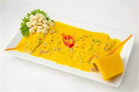 Plato de tiradito nikkei con flores comestibles y salsa de ají amarillo