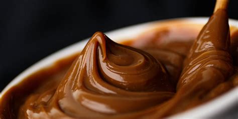 Manjar blanco (dulce de leche) en un tazón