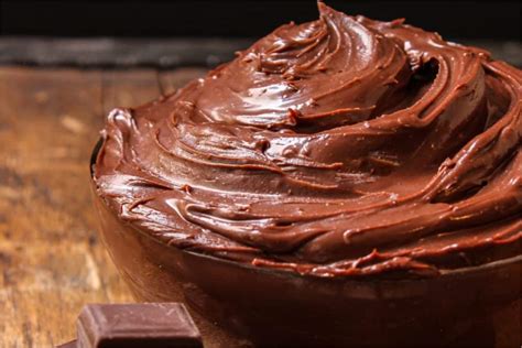 Ganache de chocolate batido listo para cubrir