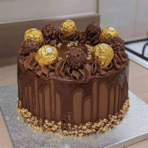 Torta de chocolate decorada con Ferrero Rocher