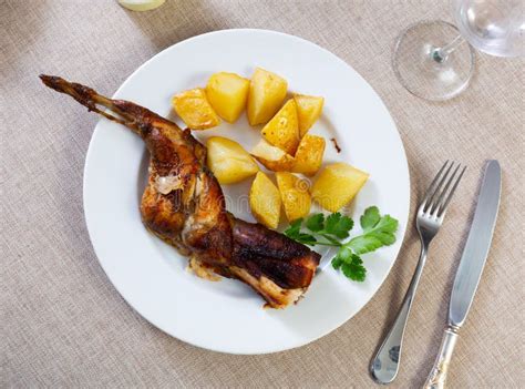 Plato de conejo gourmet servido con guarnición