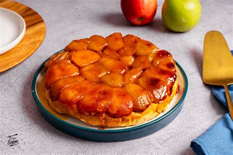 Collage de postres clásicos internacionales como la tarta Tatin, el tiramisú y postres helados retro