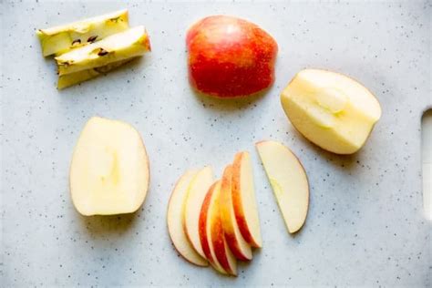Manzanas cortadas en gajos o dados para la sangría