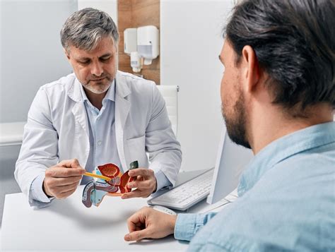 Esquema de un hombre consultando a un médico para discutir sobre disfunción eréctil
