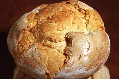Fotografía de un pan de payés redondo tradicional