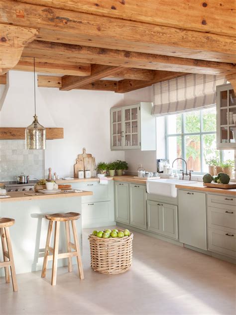 Cocina rústica con muebles de madera y acentos en color mostaza en textiles y vajilla.