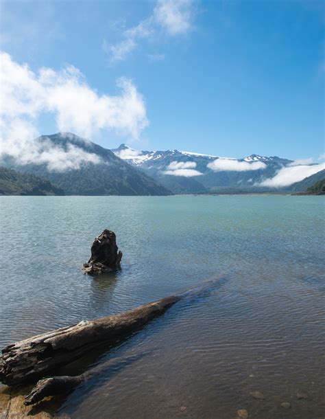 Fotografía del Lago Cabrera con el Volcán Hornopirén al fondo.