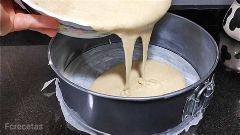 Proceso de vertido de la masa al molde y colocación del crumble por encima.