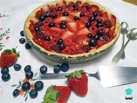 Primer plano de una tarta de frutos rojos con una generosa capa de crumble.