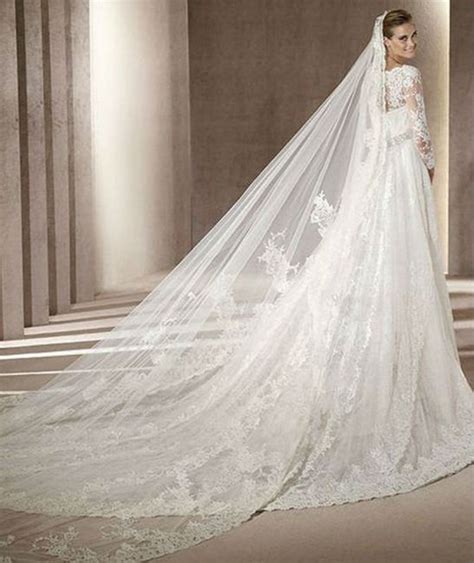 Fotografía histórica de un vestido de novia con cola larga o de Lady Di