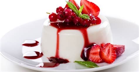 Panna cotta tradicional con frutos rojos y menta