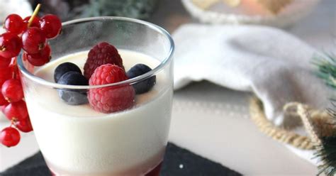 Panna cotta de yogur con frutas del bosque