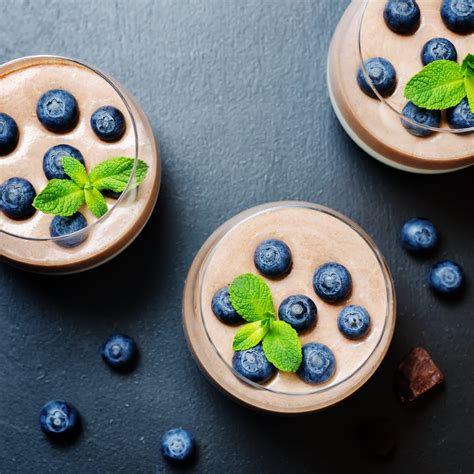 Plato de panna cotta de yogur con arándanos y hojas de menta