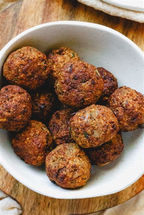 Albóndigas veganas de espinacas horneadas en una bandeja