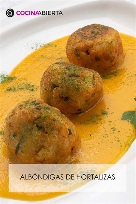 Variedad de albóndigas veganas de espinacas presentadas en un plato