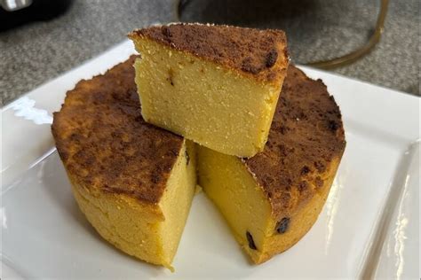 Fotografía de una arepa dominicana horneada en un caldero