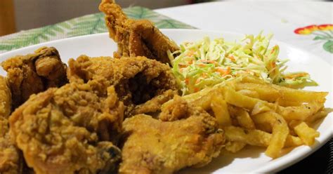 Imagen de un plato de pollo frito estilo sureño recién hecho, con guarnición
